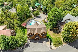 Spacious mountain cabin rental with easy, large parking area accommodating 6+ cars, surrounded by scenic nature views—ideal for group getaways in Pigeon Forge downtown and near Gatlinburg and the Smoky Mountains National Park.