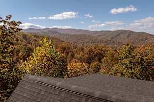 Unmatched views of Gatlinburg and the Smoky Mountains! Wake up to breathtaking scenery, vibrant seasonal colors, and endless mountain horizons. A peaceful retreat where nature meets relaxation—perfect for your next getaway!