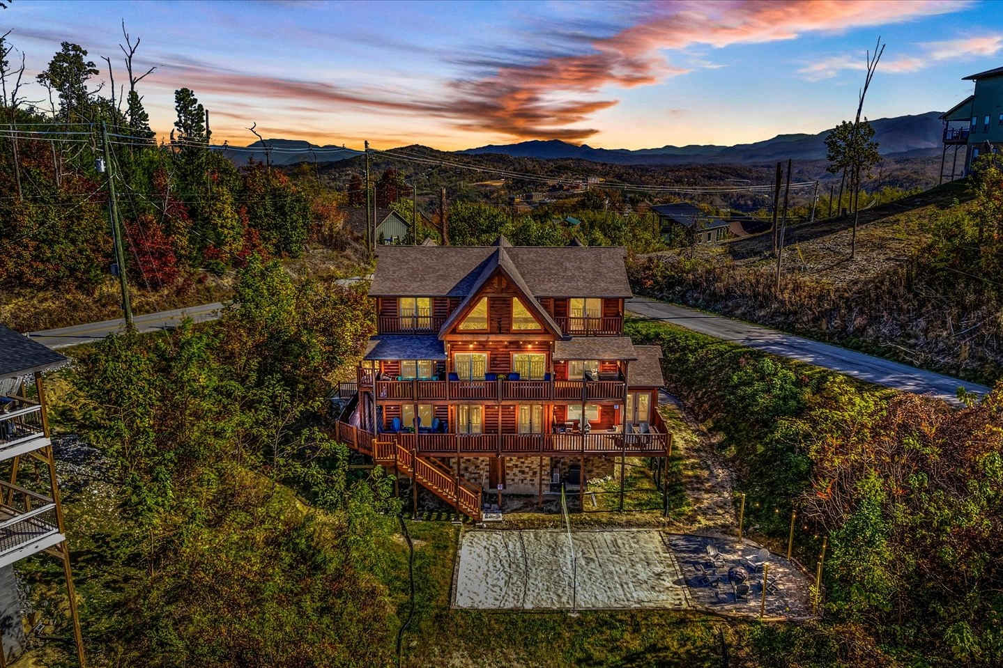 Stunning Gatlinburg cabin just minutes from downtown and the Smoky Mountain National Park! Enjoy breathtaking mountain views, spacious decks, and cozy interiors. Perfect for family getaways and nature lovers looking for adventure and relaxation!