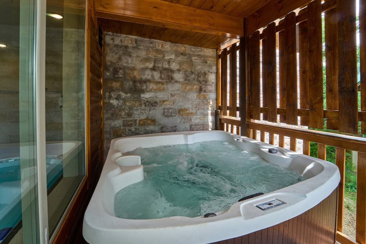 Relax in a private hot tub for up to 5 guests, surrounded by stunning forest views on a covered deck. Soak under the stars or unwind after a day of adventure. Perfect for romantic getaways, group trips and cozy retreats. Mountain serenity at its best