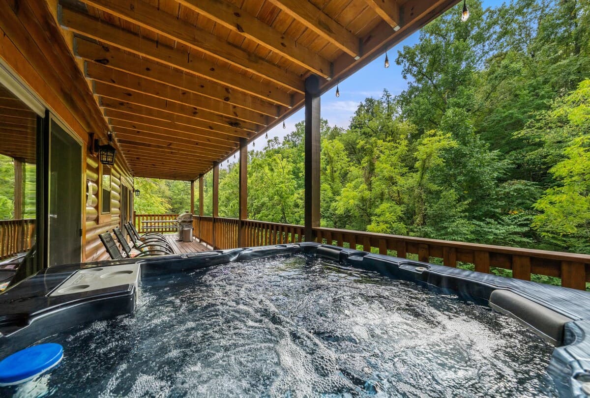 Relax in a private hot tub for up to 5 guests, surrounded by stunning forest views on a covered deck. Soak under the stars or unwind after a day of adventure. Perfect for romantic getaways, group trips and cozy retreats. Mountain serenity at its best