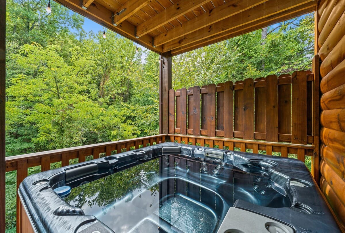 Relax in a private hot tub for up to 5 guests, surrounded by stunning forest views on a covered deck. Soak under the stars or unwind after a day of adventure. Perfect for romantic getaways, group trips and cozy retreats. Mountain serenity at its best