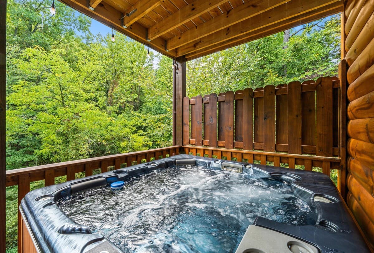 Relax in a private hot tub for up to 5 guests, surrounded by stunning forest views on a covered deck. Soak under the stars or unwind after a day of adventure. Perfect for romantic getaways, group trips and cozy retreats. Mountain serenity at its best